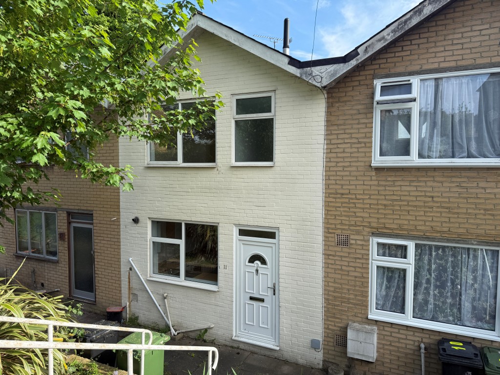 Lot: 127 - THREE-BEDROOM HOUSE FOR IMPROVEMENT - Three-bedroom terraced house